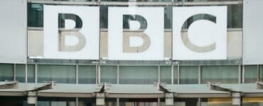 Na archívnej snímke z 19. júla 2017 logo britskej televíznej stanice BBC v Londýne.