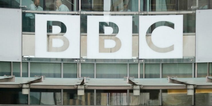Na archívnej snímke z 19. júla 2017 logo britskej televíznej stanice BBC v Londýne.