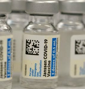 Ampulky s vakcínou proti ochoreniu Covid-19 od spoločnosti Johnson & Johnson (J&J) v lekárni v Denveri.