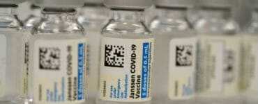 Ampulky s vakcínou proti ochoreniu Covid-19 od spoločnosti Johnson & Johnson (J&J) v lekárni v Denveri.