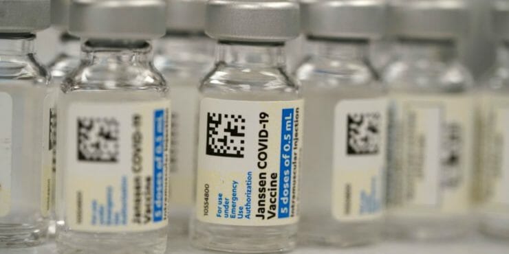 Ampulky s vakcínou proti ochoreniu Covid-19 od spoločnosti Johnson & Johnson (J&J) v lekárni v Denveri.