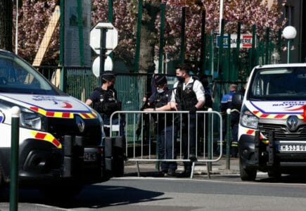 Policajti blokujú cestu zábranami neďaleko miesta útoku na policajnej stanici vo francúzskom meste Rambouillet, približne 60 kilometrov od Paríža, 23. apríla 2021.