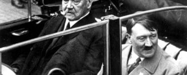 Na archívnej snímke z 1. mája 1933 nemecký prezident Paul von Hindenburg a Adolf Hitler sedia v aute počas osláv Dňa práce v Berlíne. Samospráva nemeckej metropoly Berlín odobrala vo tvrtok 27. februára 2020 titul èestného obèana niekdajiemu rískemu prezidentovi Paulovi von Hindenburgovi vzh¾adom na úlohu, ktorú zohrával v èase nástupu nacistického diktátora Adolfa Hitlera k moci. FOTO TASR/AP FILE - In this May 1, 1933 file photo German President Paul von Hindenburg, left, and Adolf Hitler, right, sit in a car during a labor day celebration in Berlin. The Berlin state government on Thursday struck the Prussian aristocrat Paul von Hindenburg off of its honorary citizen list, citing his act as president in 1933 of appointing Hitler as chancellor, the dpa news agency reported. Hindenburg was elected president in 1925 and served in that role until his death in 1934. (AP Photo)