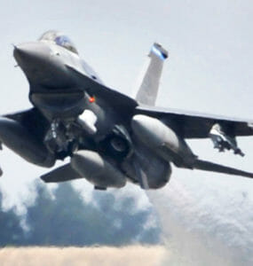 Americké stíhacie lietadlo F-16 štartuje zo základne Spangdahlem.