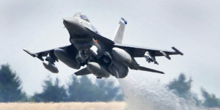 Americké stíhacie lietadlo F-16 štartuje zo základne Spangdahlem.