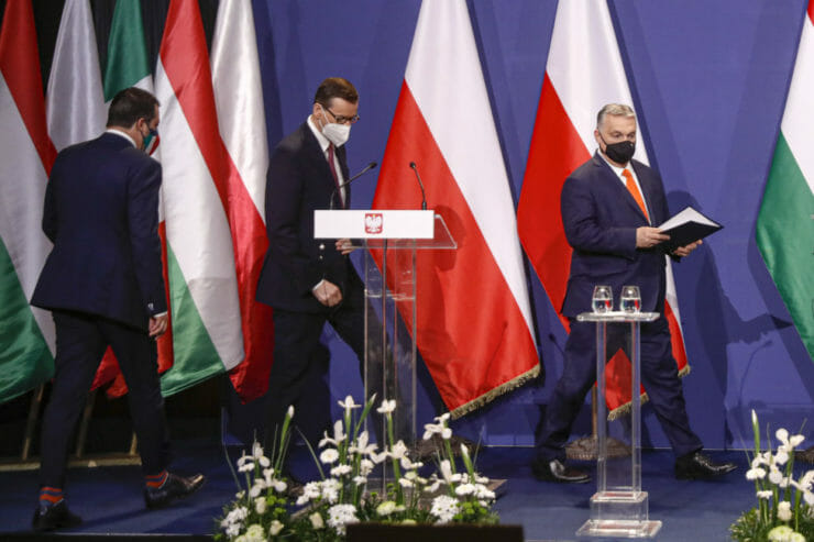 Maďarský premiér Viktor Orbán (vpravo), poľský premiér Matteusz Morawiecki (uprostred) a taliansky exminister vnútra a predseda talianskej ultrapravicovej strany Liga Severu Matteo Salvini prichádzajú na spoločnú tlačovú konferenciu v Budapešti