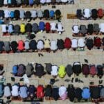 Pre viac než 1,8 miliardy moslimských veriacich po celom svete sa v stredu po západe Slnka začal pôstny mesiac ramadán