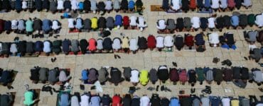 Palestínski veriaci moslimovia sa modlia v prvý piatok pôstneho mesiaca ramadánu v komplexe mešity al-Aksá v Jeruzaleme 16. apríla 2021.