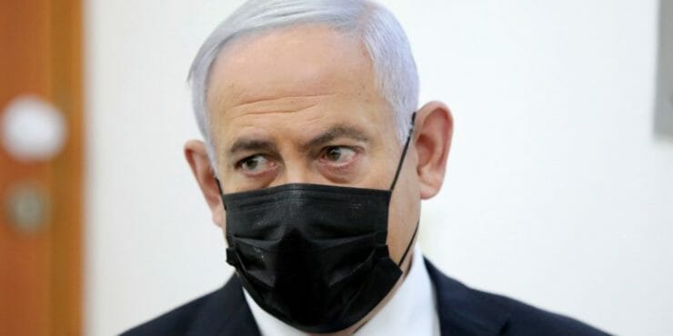 Izraelský premiér Benjamin Netanjahu počas výsluchu na okresnom súde v Jeruzaleme.