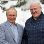 Ruský prezident Vladimir Putin (vľavo) a bieloruský prezident Alexandr Lukašenko pózujú počas stretnutia v čiernomorskom stredisku Soči v pondelok 22. februára 2021.