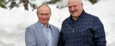 Ruský prezident Vladimir Putin (vľavo) a bieloruský prezident Alexandr Lukašenko pózujú počas stretnutia v čiernomorskom stredisku Soči v pondelok 22. februára 2021.