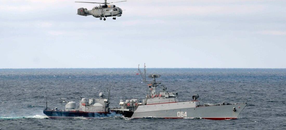 Ruský armádny vrtuľník letí nad ruskou vojnovou loďou počas manévrov v oblasti Čierneho mora vo štvrtok 9. januára 2020.