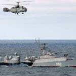 Ruský armádny vrtuľník letí nad ruskou vojnovou loďou počas manévrov v oblasti Čierneho mora vo štvrtok 9. januára 2020.