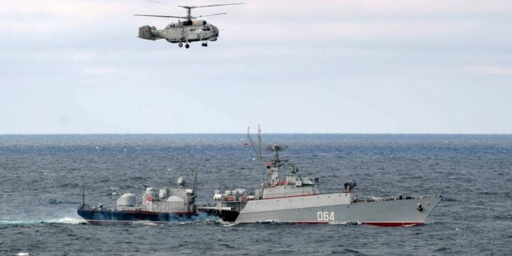 Ruský armádny vrtuľník letí nad ruskou vojnovou loďou počas manévrov v oblasti Čierneho mora vo štvrtok 9. januára 2020.