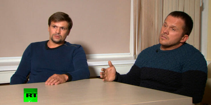 Na videosnímke vydanej 13. septembra 2018 muži identifikovaní ako Alexandr Petrov (vpravo) a Ruslan Boširov počas rozhovoru pre televíziu RT v Moskve.