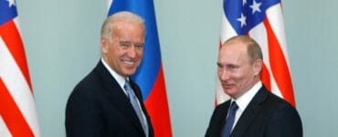 Na archívnej snímke z 10. marca 2011 vtedajší americký viceprezident Joe Biden a ruský premiér Vladimir Putin v Moskve.