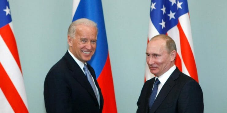 Na archívnej snímke z 10. marca 2011 vtedajší americký viceprezident Joe Biden a ruský premiér Vladimir Putin v Moskve.