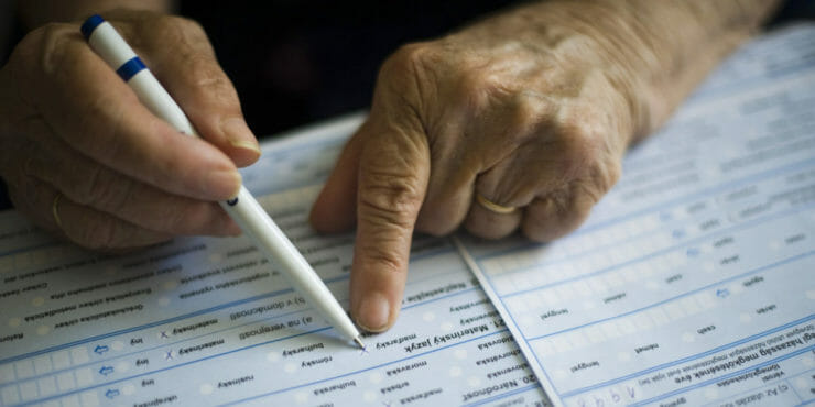 Staršia žena vyplňuje sčítací formulár, keď sa pripravuje na sčítanie obyvateľov, domov a bytov SR