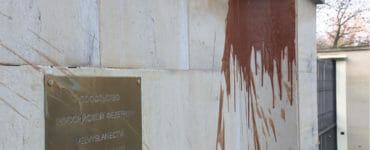 Múr ruskej ambasády v Prahe znečistený kečupom.