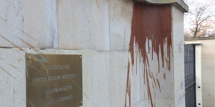 Múr ruskej ambasády v Prahe znečistený kečupom.
