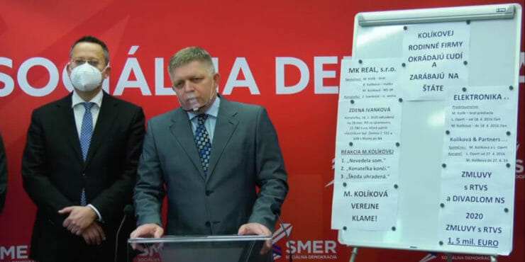 Robert Fico a Ladislav Kamenický počas tlačovky.