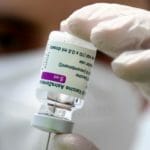 Príprava vakcíny proti ochoreniu COVID-19 od spoločnosti AstraZeneca vo vakcinačnom centre v nemeckom Ebersbergu.