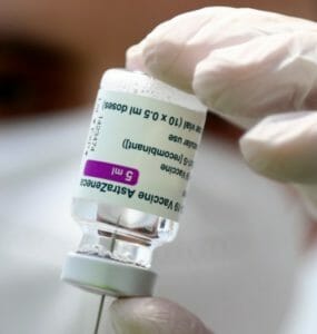 Príprava vakcíny proti ochoreniu COVID-19 od spoločnosti AstraZeneca vo vakcinačnom centre v nemeckom Ebersbergu.