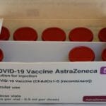 Škatuľa s ampulkami vakcín proti ochoreniu Covid-19 od spoločnosti AstraZeneca v Amsterdame.
