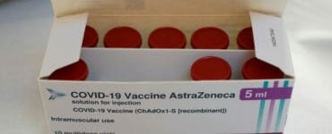 Škatuľa s ampulkami vakcín proti ochoreniu Covid-19 od spoločnosti AstraZeneca v Amsterdame.