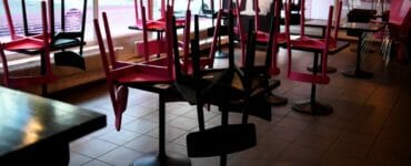 Zatvorená reštaurácia v Heksinkách v pondelok 8. marca 2021.