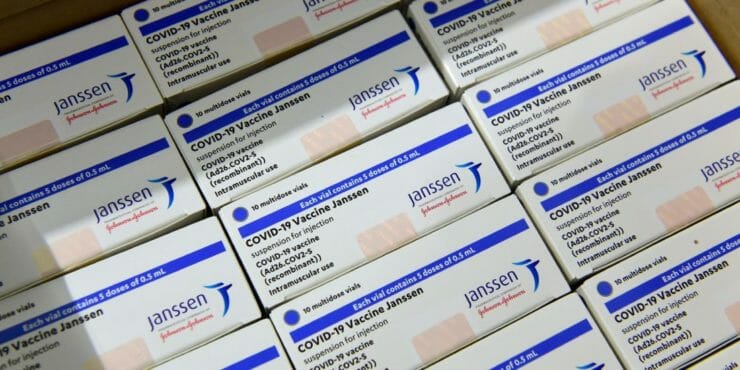 Krabičky s jednodávkovou vakcínou proti ochoreniu COVID-19 od americkej spoločnosti Johnson & Johnson v priestoroch spoločnosti Hungaropharma