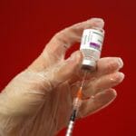 Zdravotná sestra ukazuje médiám, ako pripravuje dávku vakcíny AstraZeneca na podanie pacientovi