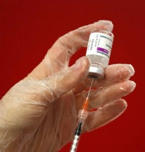 Zdravotná sestra ukazuje médiám, ako pripravuje dávku vakcíny AstraZeneca na podanie pacientovi