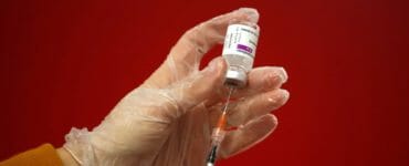 Zdravotná sestra ukazuje médiám, ako pripravuje dávku vakcíny AstraZeneca na podanie pacientovi