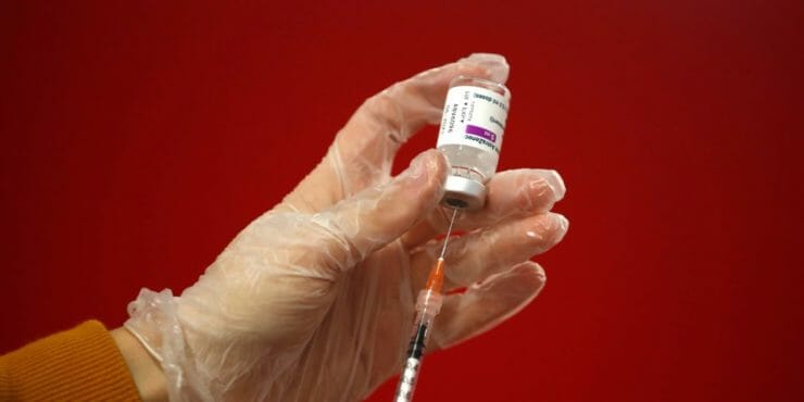Zdravotná sestra ukazuje médiám, ako pripravuje dávku vakcíny AstraZeneca na podanie pacientovi