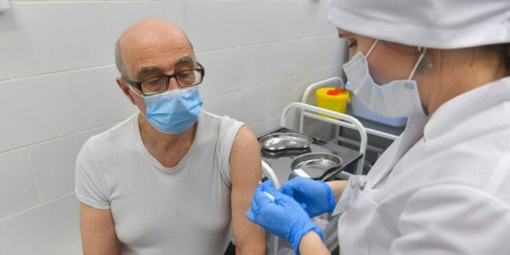 Senior počas očkovania štátnou vakcínou proti koronavírusu SARS-CoV-2, 28. decembra 2020 v Moskve.