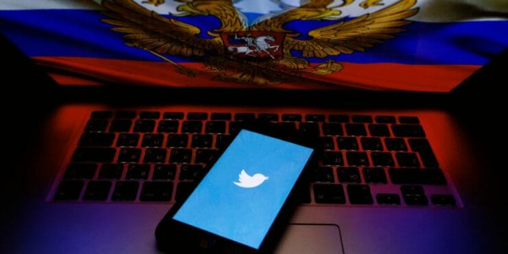 Twitter, v pozadí vlajka Ruska