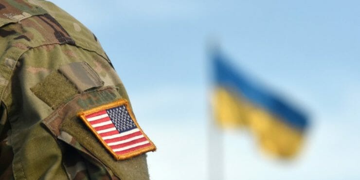 Americký vojak, v pozadí vlajka Ukrajiny.