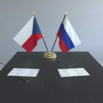 Česká a ruská vlajka na rokovacom stole.