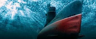 Ponorka pod hladinou mora.