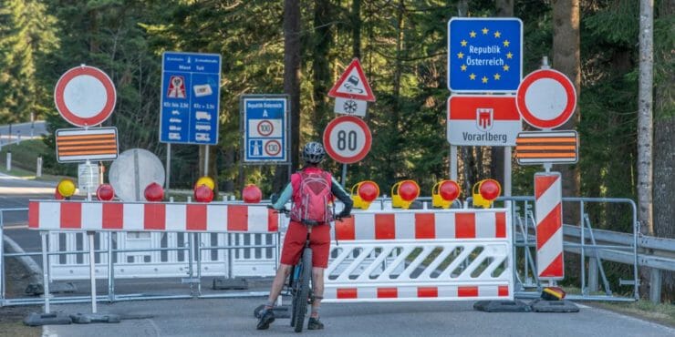 Cyklista na hraniciach Rakúska.