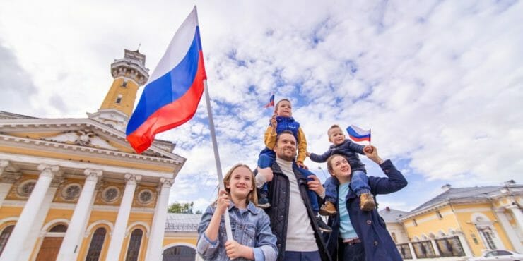 Tradičná ruská rodina s národnými vlajkami.
