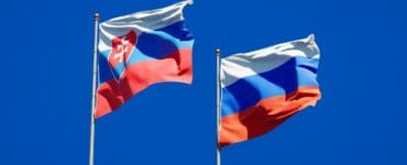 Národné vlajky: Rusko a Slovensko.