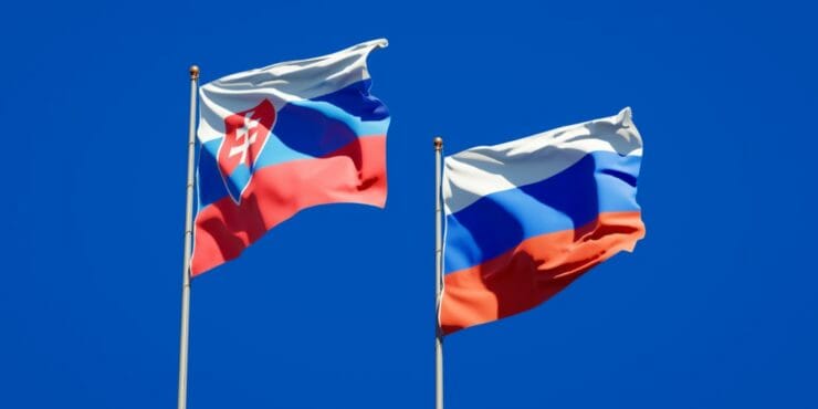 Národné vlajky: Rusko a Slovensko.