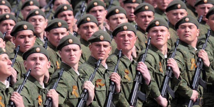 Na ilustračnej snímke ruskí vojaci. Podľa CNN niektorí chcú odísť z armády a pridať sa k žoldnierom.