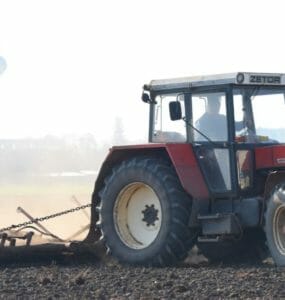 Traktor na poli.