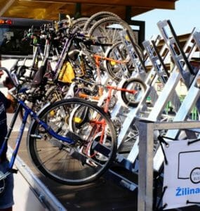 Cestujúci nakladá bicykel na cyklobus v Žiline.
