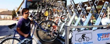 Cestujúci nakladá bicykel na cyklobus v Žiline.