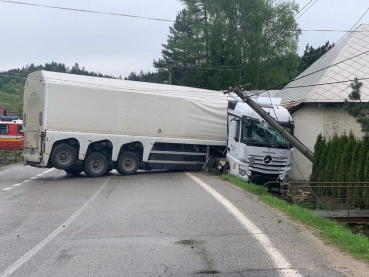 Kamión v Jasenove blokuje cestu.