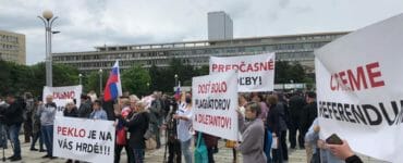 Protest pred Úradom vlády.